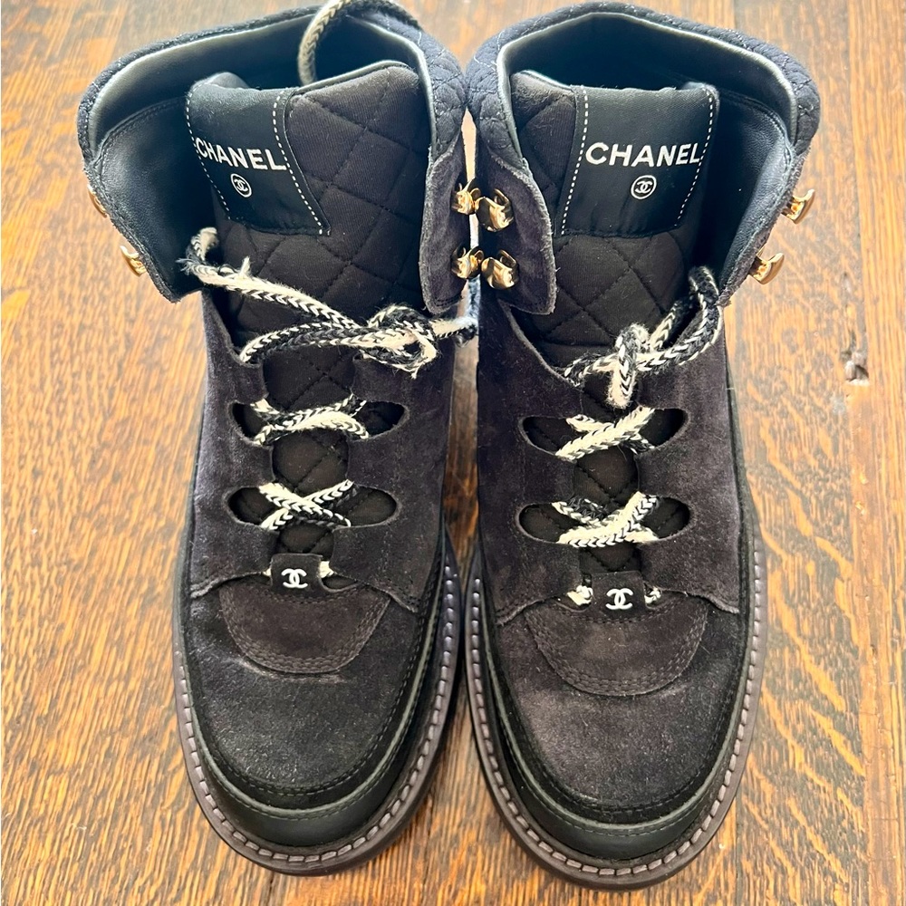 CHANEL 2022 BRAND NEW INTERLOCKING CC LOGO HIKING BOOTS 37.5